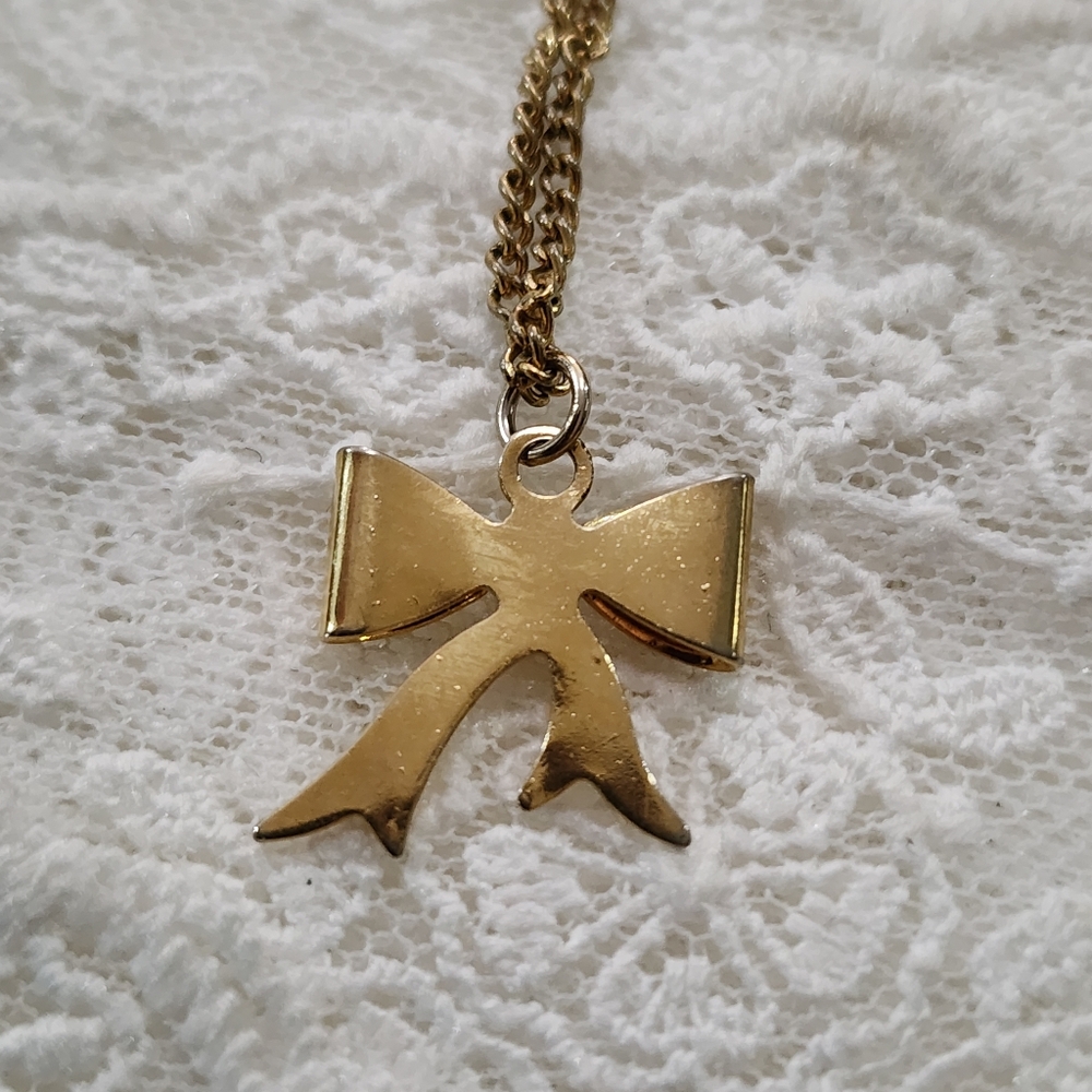 Chic Gold Toned Bow Pendant Necklace With Red Gemstone - Picture 4 of 5